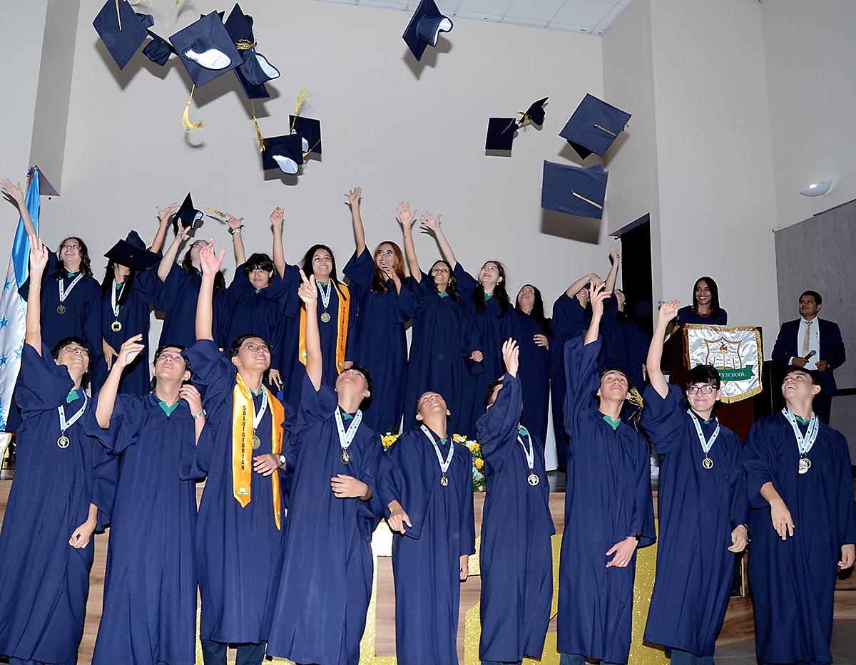 Los Seniors 2024 de Liberty School recibieron con mucha emoción su título de high school. Los jóvenes llegaron acompañados de sus familiares, quienes, emocionados, siguieron paso a paso el acto. También se premió a los alumnos destacados.