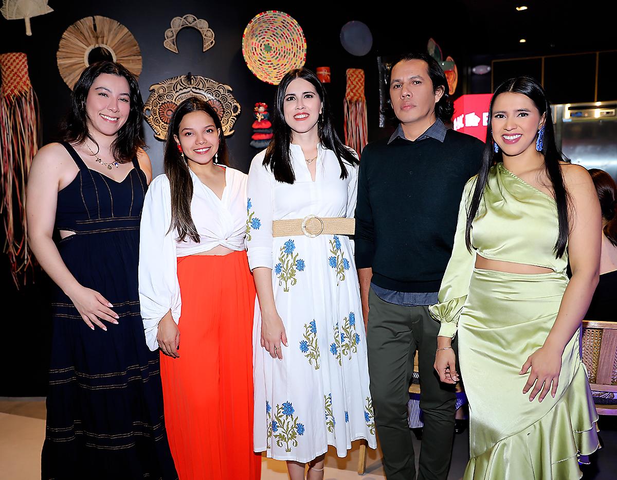 Tali Espinoza, Ana Gómez, Paola Chinchilla, Roberto Ramírez y Norma Farías.