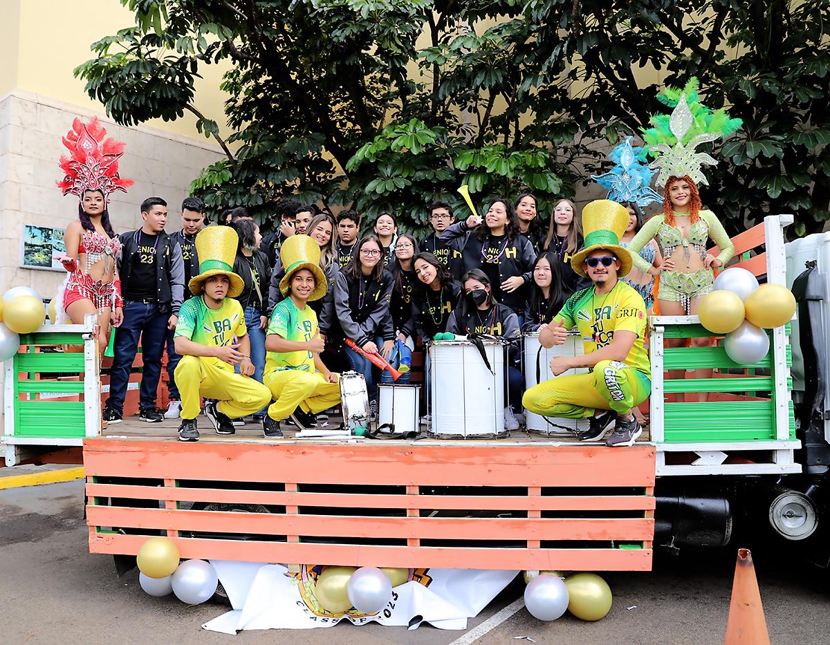 Música, color y alegría en la Entrande de la Hilcrest School 