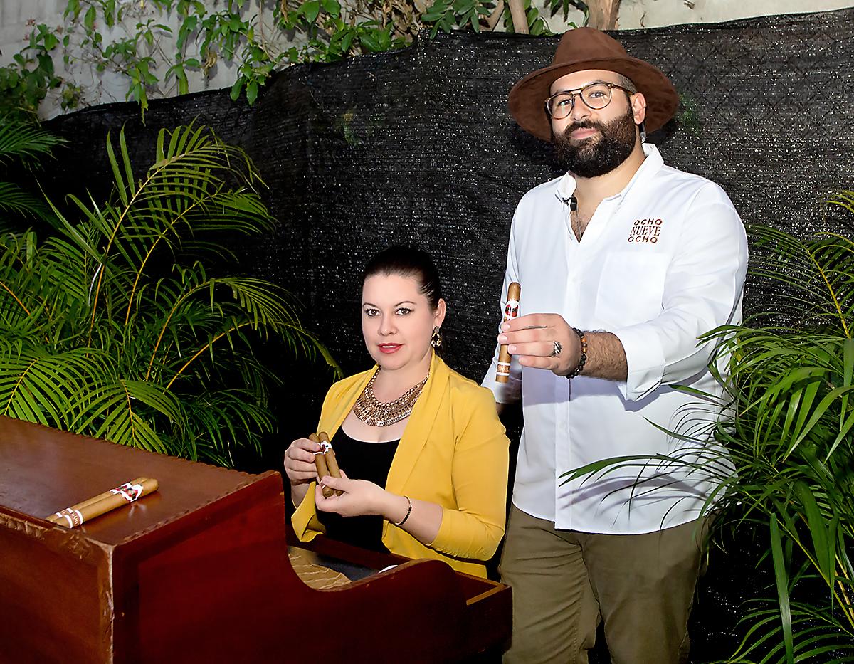 Mary Tabora de la Flor de Copán con Jacobo Waincier de Ocho Nueve Ocho, organizador del evento
