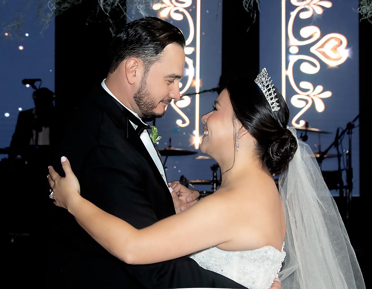 Héctor y Patricia al momento de bailar su canción preferida “Hasta el final” de Ildivo.