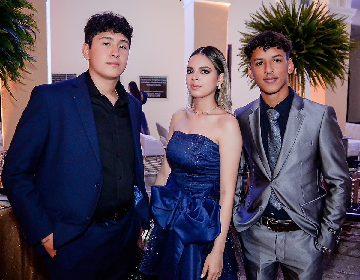 Héctor Flores, Alessandra Lobo y César Chavarría.