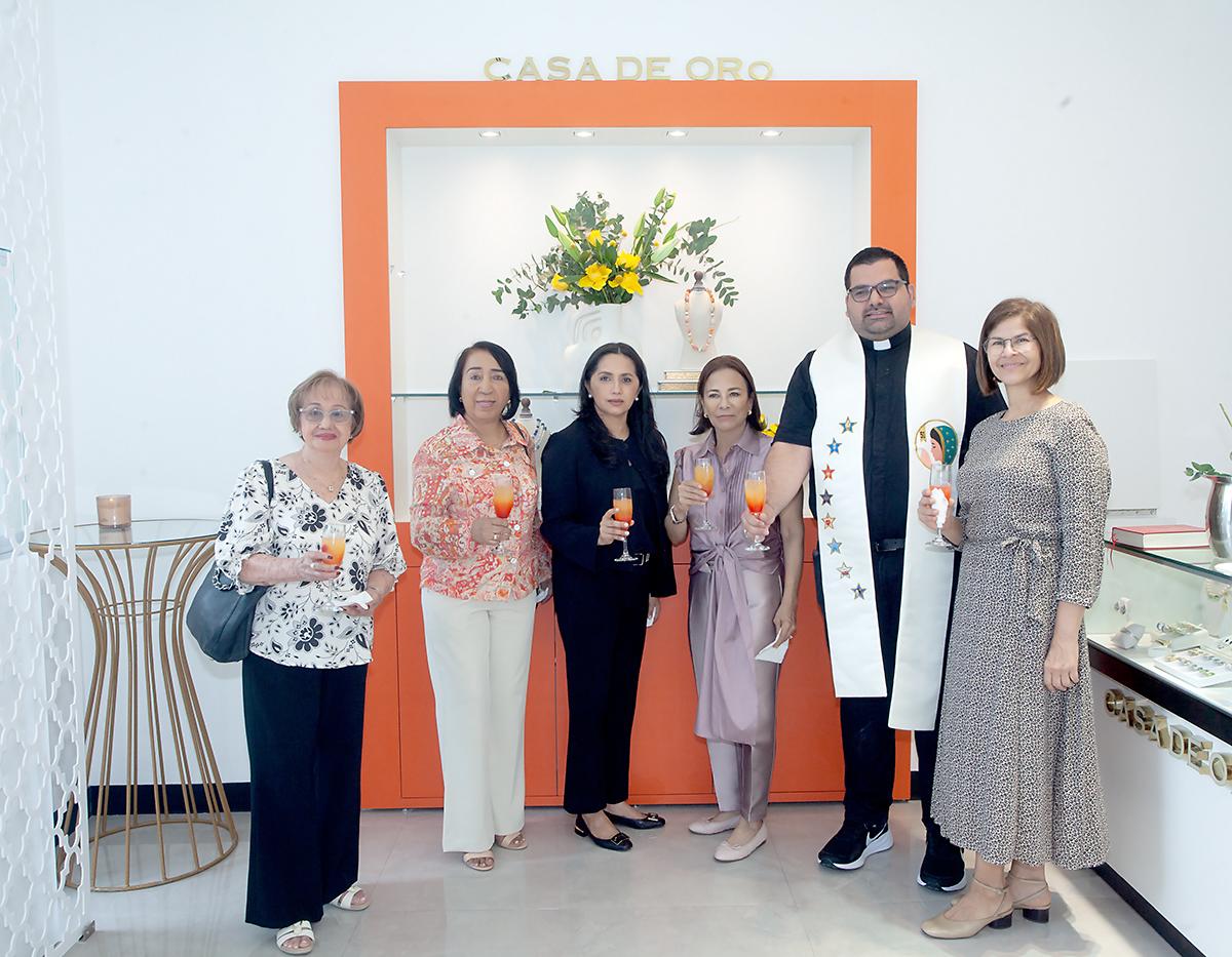Mildred Haughton, Amada Elsa López, Lorena Mejía, Melissa Callejas, el padre Daniel Fernández y Gina Cantero.