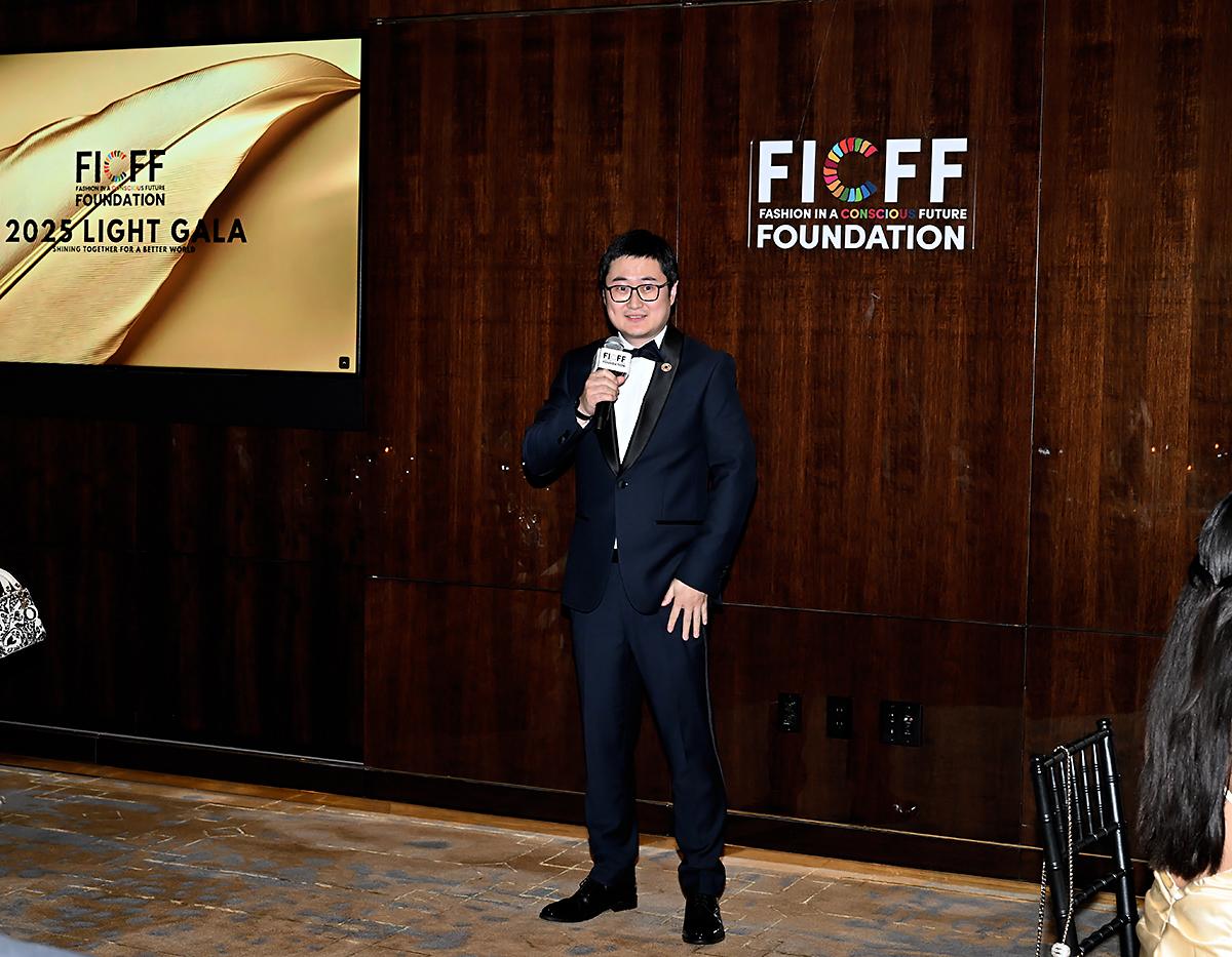 Yitong Qin ofreció la bienvenida a la Light Gala