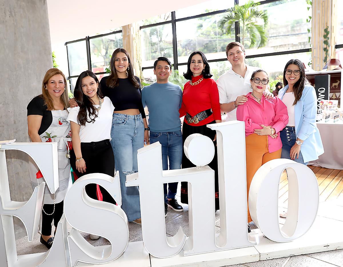 Ivette María Morales-Agüero, Ana Lucía Gómez, Carmen Danzilo, Ulises Ramos, Carlos García, Mabel Galeano y Norma Farias durante el Jingle &amp; Mingle de Estilo presentado por BAC Credomatic. Emprendedores de la moda, accesorios decoración, gastronomía y productos beauty participaron en el sip &amp; shop realizado en La Galeria, con invitación de Nissan y con el patrocinio de Smirnoff y José Cuervo. 