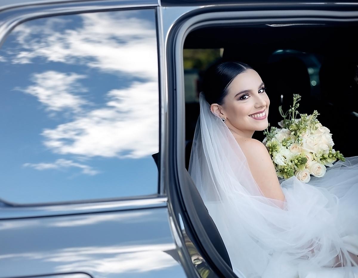 Feliz y emocionada llegó la feliz novia a bordo de un BMW X7 