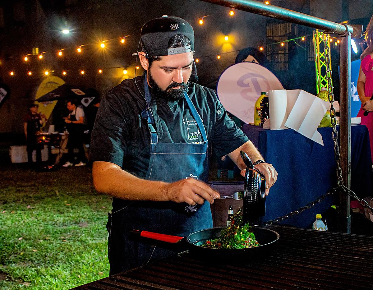 El chef Horacio Ruíz, al momento de preparar el chimichurri.