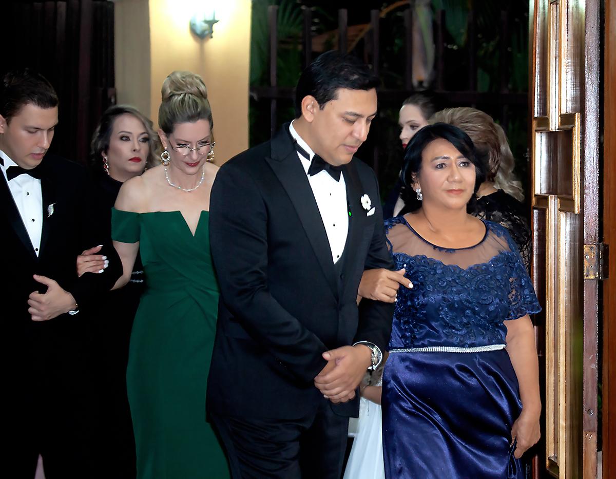 El novio José Luis Martínez y su madre Marta Valle.