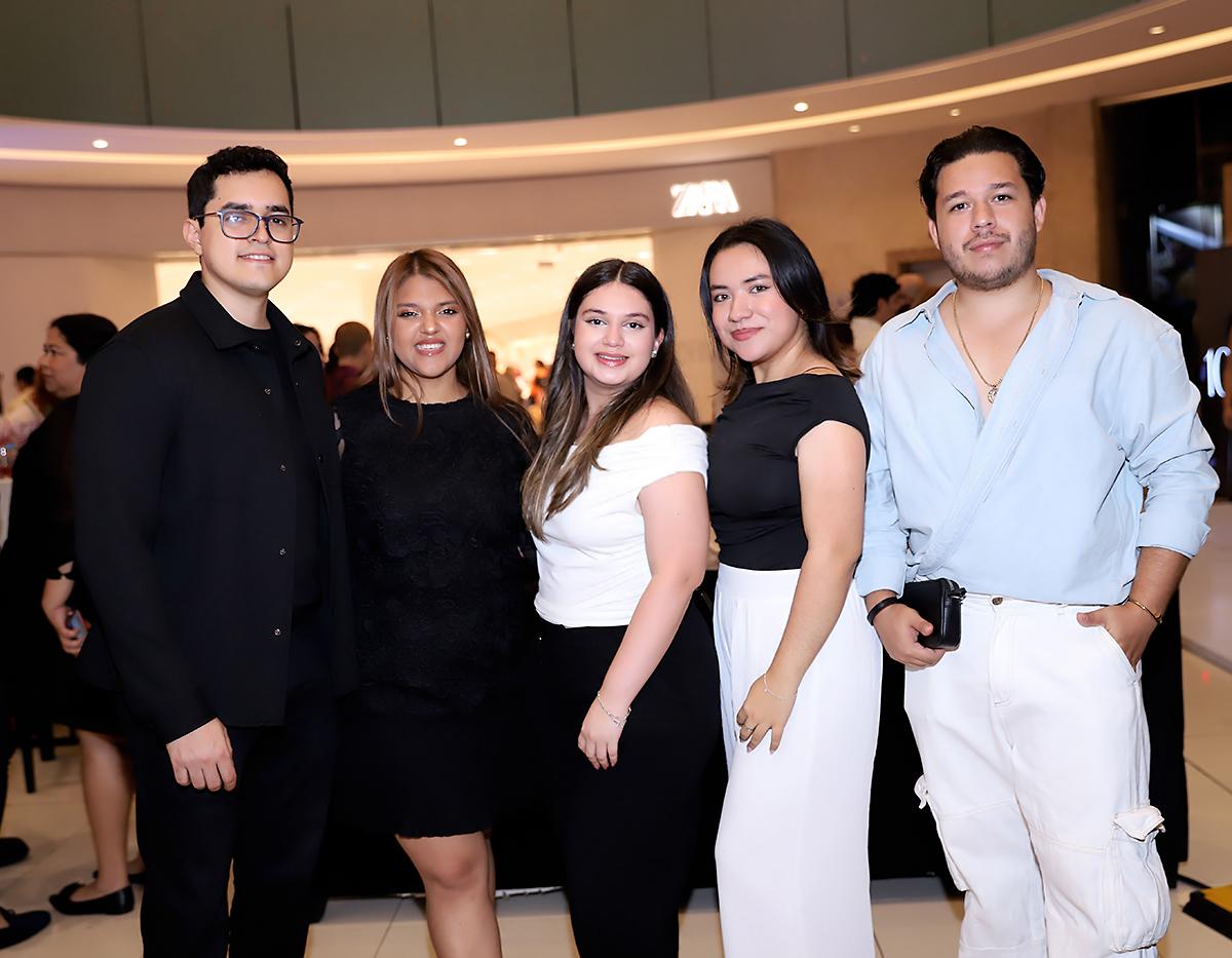 Leo Borjas, Andrea Reyes, Valeria Ordóñez, Andrea Moncada y Andrés García.