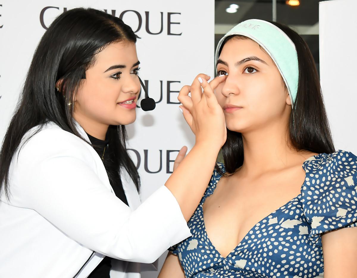 El cuarto paso: Contorno de ojos. La experta aplica el Moisture Surge Eye™ Tratamiento Concentrado Hidratante de Relleno para el Contorno de Ojos de Clinique, Aqua-gel ultraligero que ayuda a rehidratar la zona del contorno de ojos durante 96 horas rellenando las finas líneas. 
