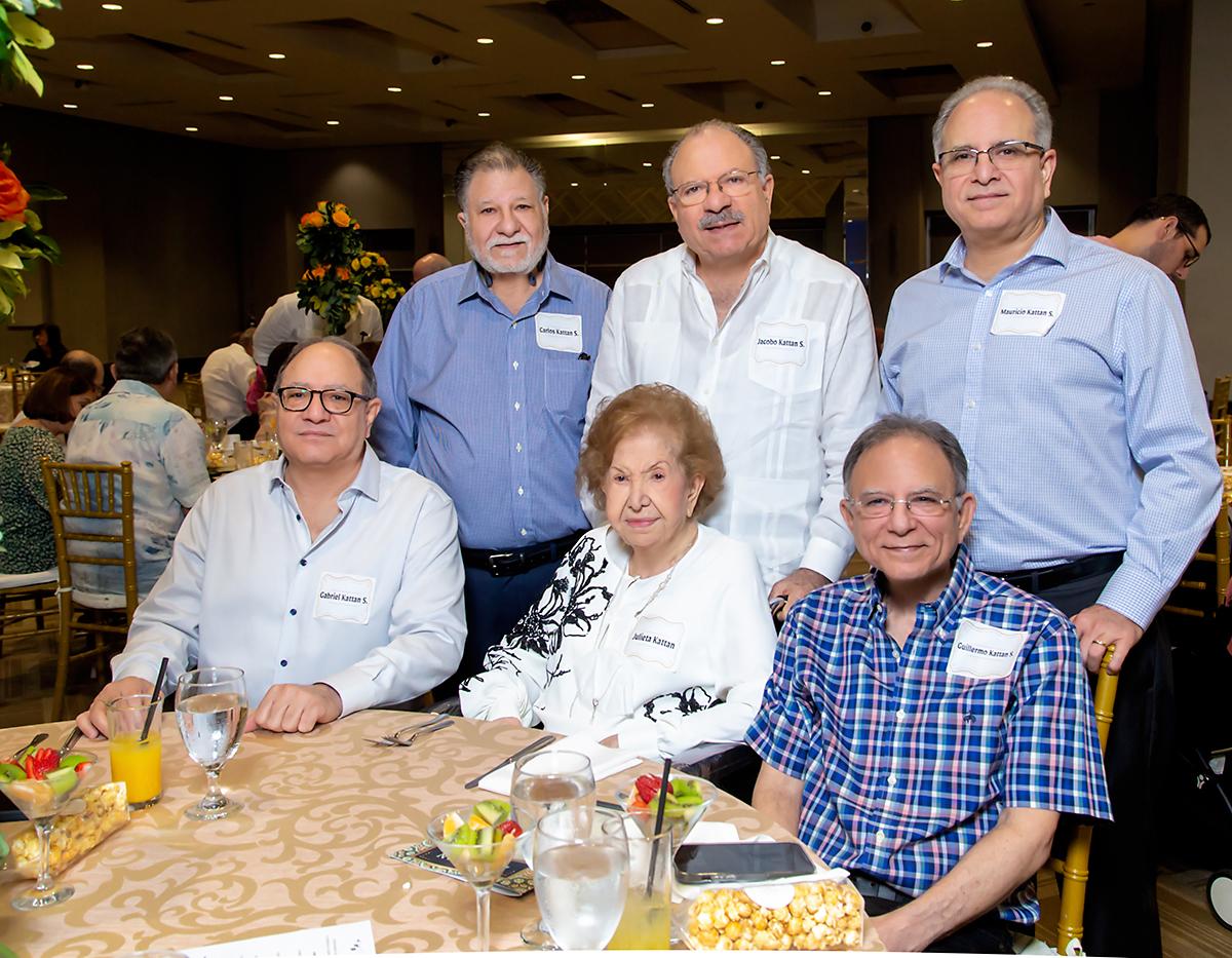 Julieta Kattán con sus hijos: Carlos, Jacobo, Mauricio, Gabriel y Guillermo Kattán Salem.