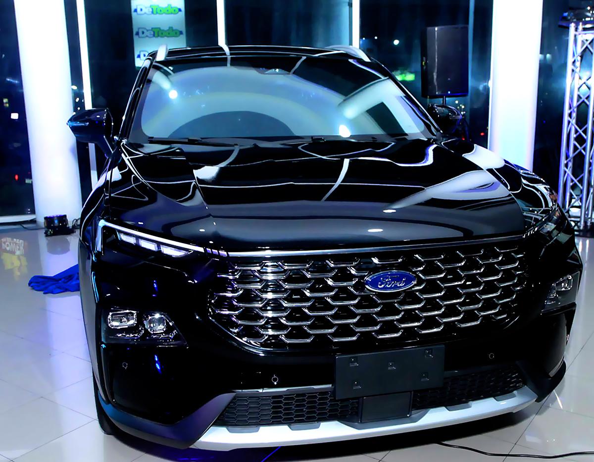 La nueva Ford Territory Titanium disponible en color negro pantera, con tablero digital configurable de 12” desde donde el conductor podrá visualizar y controlar las distintas funcionalidades de la camioneta, sin quitar las manos del volante.