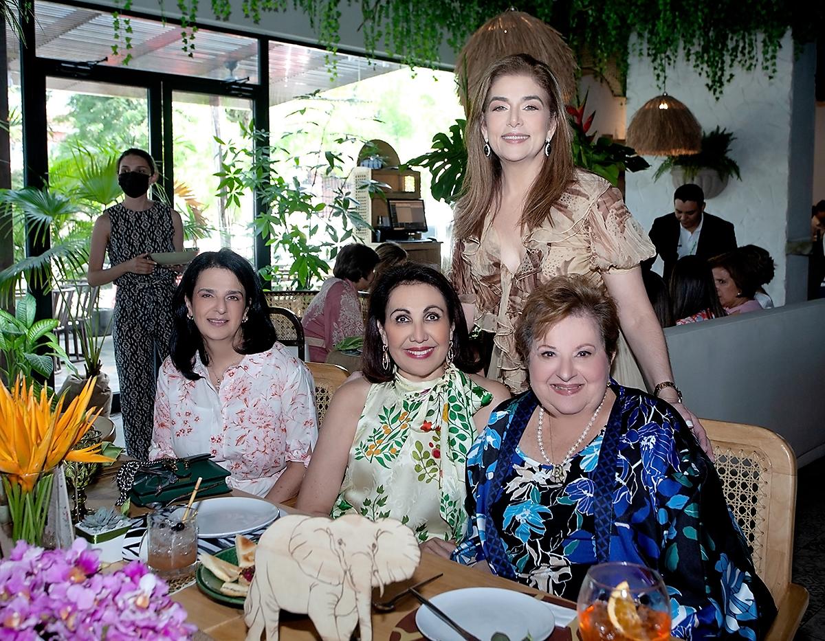 Karla Facussé, Carolina Canahuati, Ruth Marie Canahuati y Martha Larach.