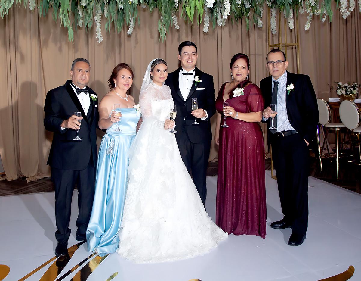Fabiola Grissel Noriega Alva y su amado Mario Alejandro Caballero Bonilla con sus padres durante el brindis: Elder Noriega e Isis Alva con Jesica Bonilla y Mario Caballero