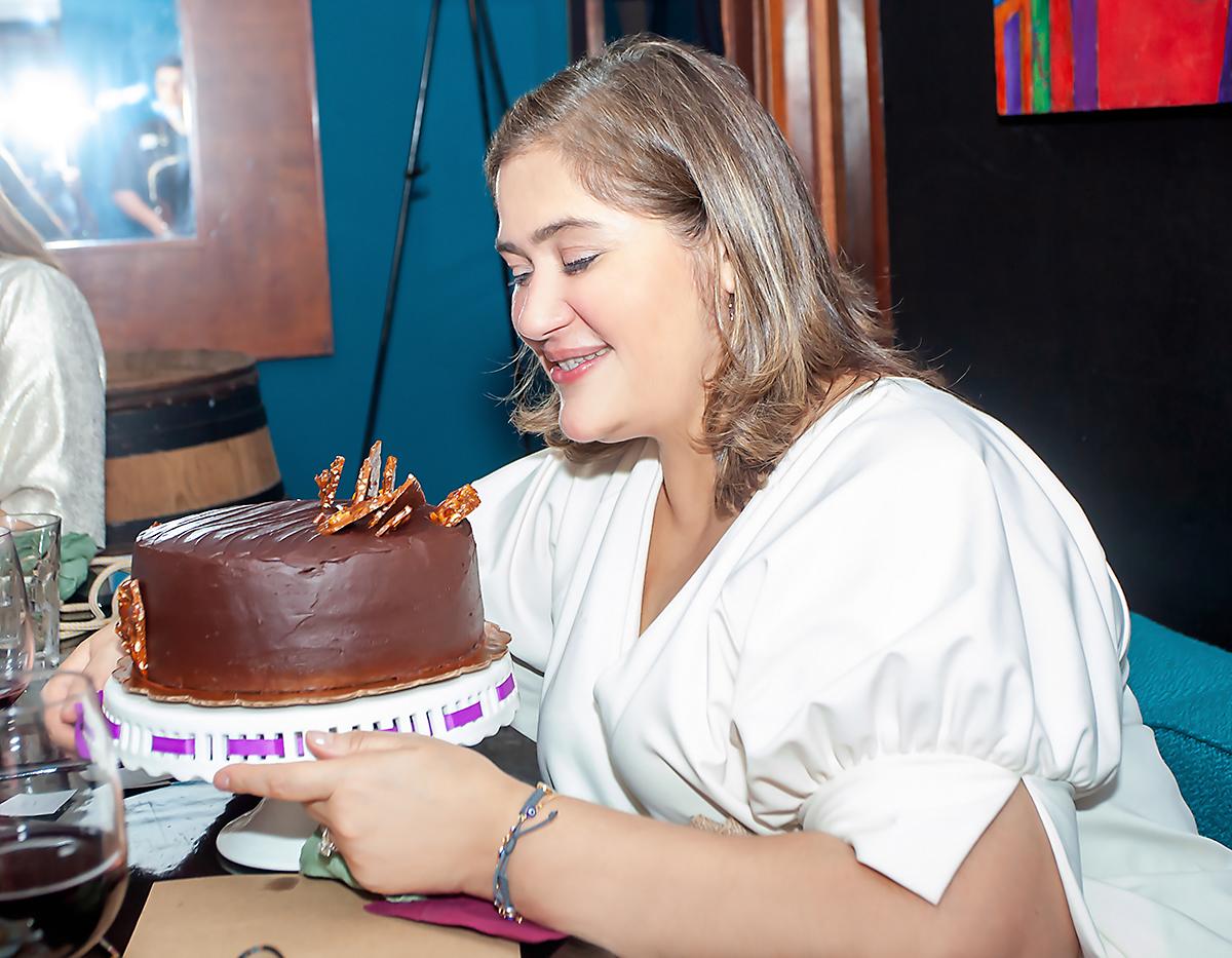 La homenajeada Isabel Sabillón, quien deja su huella de tres décadas en Opsa