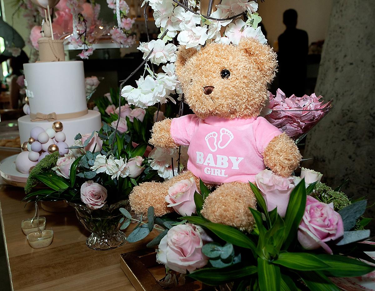 Hermosos arreglos con rosas rosa y peluches adornaron lamesa principal.
