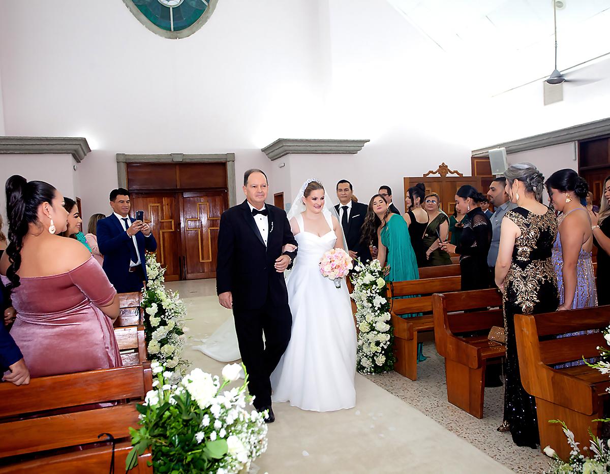 Abraham Wolozny con su hija Melissa caminan hacia el altar donde la esperaba su prometido José Luis Martínez.