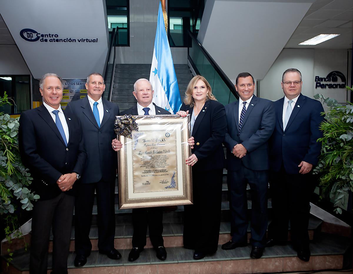 Banpaís elige a Roger Valladares como abanderado del año