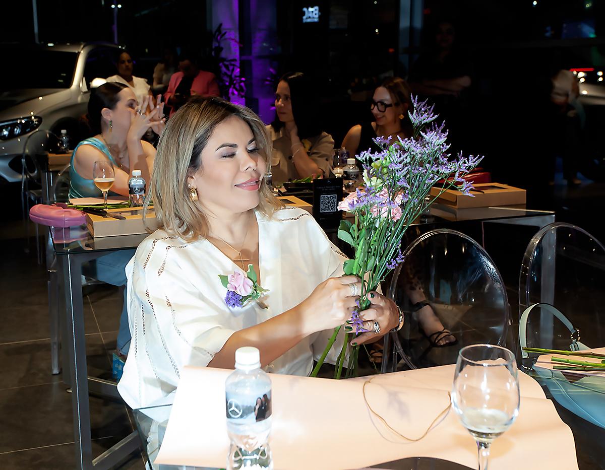 Marlen Faraj, al momento de elaborar su propio arreglo, siguiendo las instrucciones de la florista María Eugenia Mejía.