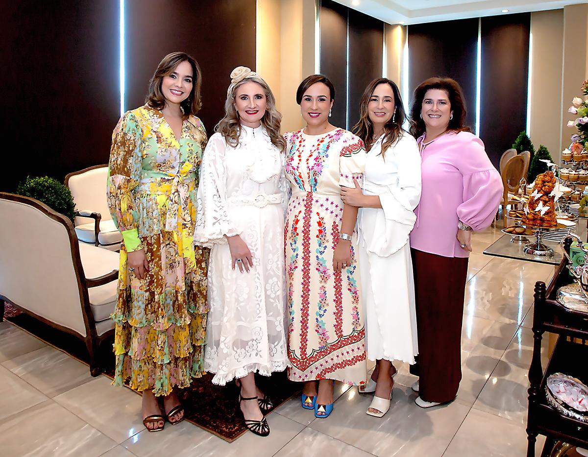 Melissa Garza, Elsa Leiva, Adriana Echeverrí, Griselle Córdoba y Audelia Dabdoub.