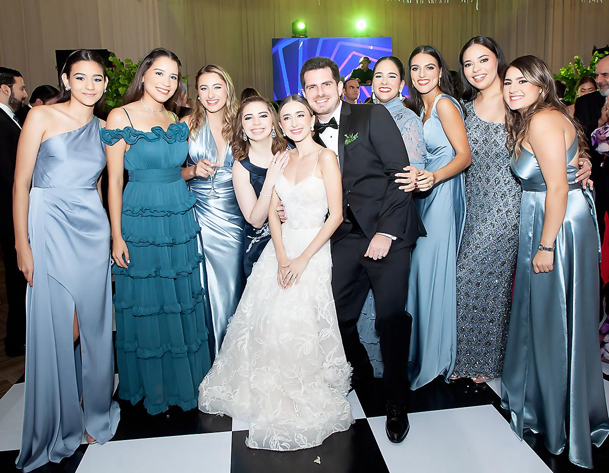 Gianna Rietti, Ceily López, Alessandra Canahuati, Lorena Kattan, los novios Arielle Canahuati y Andrés Babún con Alejandra Urbina, Joyce Andonie de Yuja, Andrea Bonilla y Annelisse Canahuati.