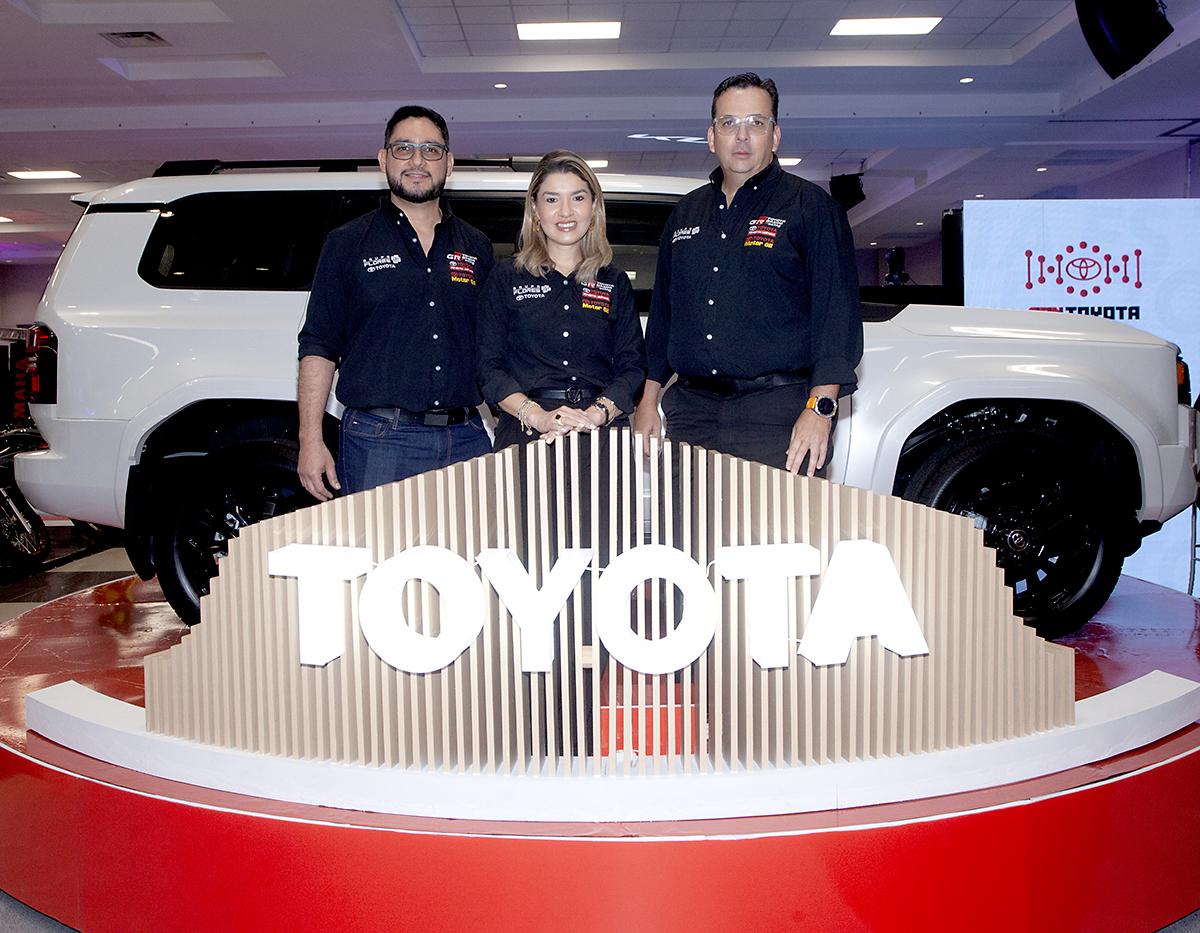 Durante tres días, el recinto Expocentro fue la sede de Expomóvil 2025, la feria automotriz más importante del país, donde Toyota y Grupo Flores presentaron sus más recientes propuestas. Los visitantes pudieron conocer de cerca modelos icónicos como la Toyota Hilux, reconocida por su durabilidad, y la Toyota Prado, símbolo de prestigio y confort, tal como lo explicó Andrea Pineda, gerente de ventas de Corporación Flores.
