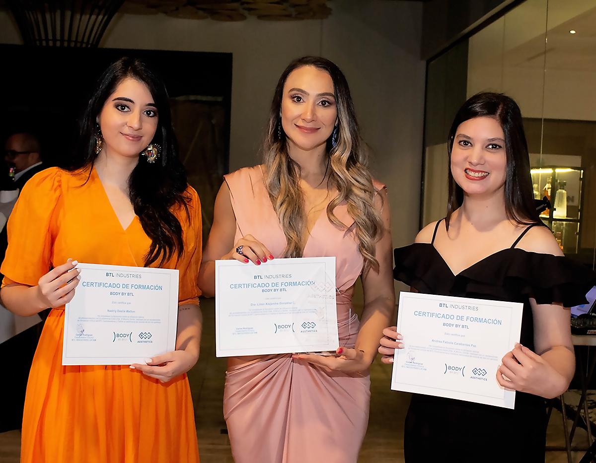 Nushly Walton, Lilian Gonzáles y Sofía Gonzáles con sus diplomas de personal altamente calificado por BTL.