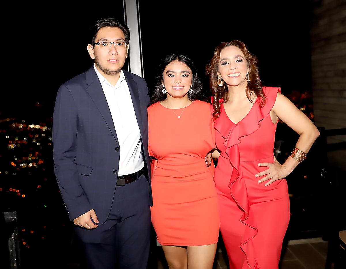 Daniel y Jimena Sánchez con Rosibel Cruz