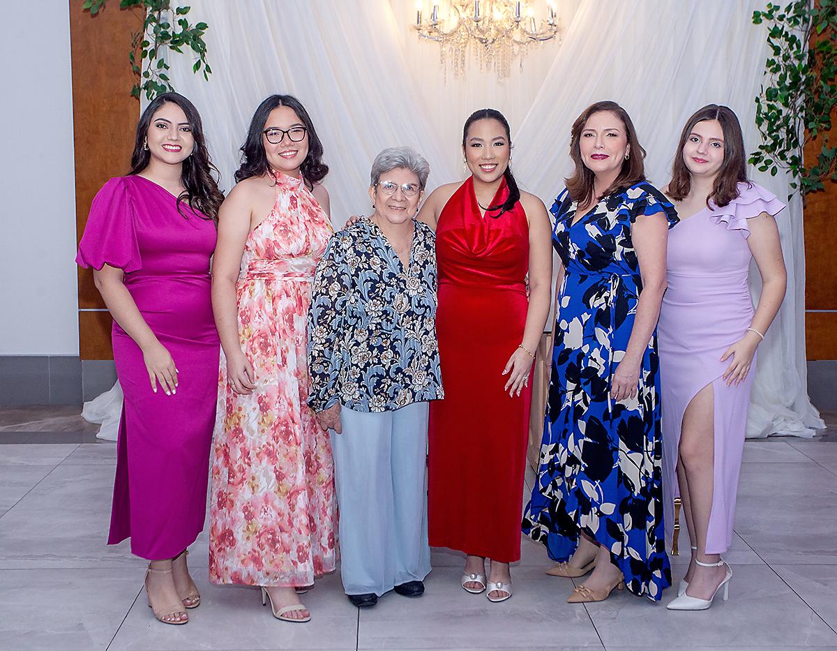 María Manzanares, Emilia León, Nidia Álvarez, Nidia León, Nidia Manzanares y Carmen Manzanares.