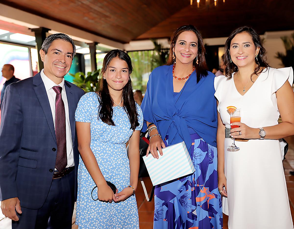 Luis Reyes, Samira Gallardo, Karen Simón y Valeria Ríos
