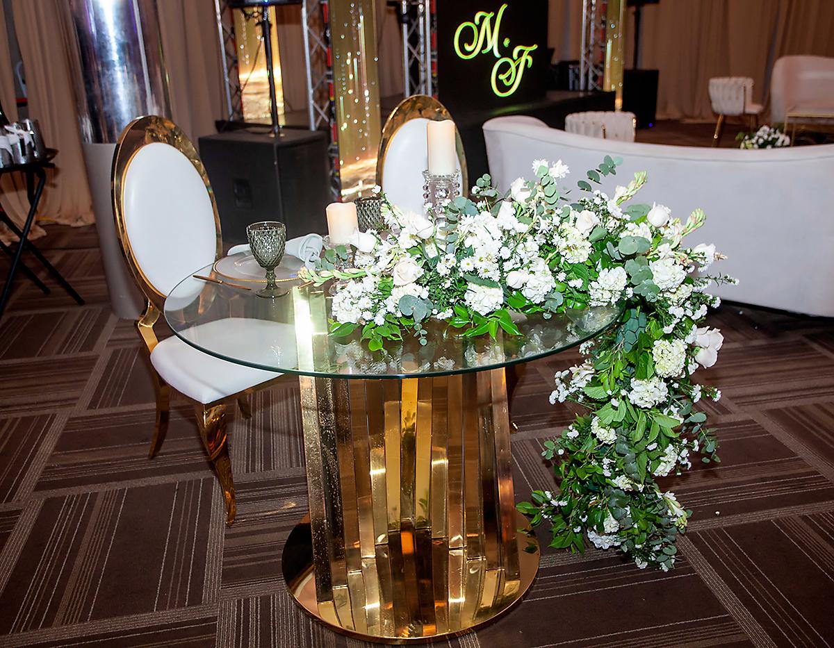  Mesa circular espejada decorada para los recién casados.