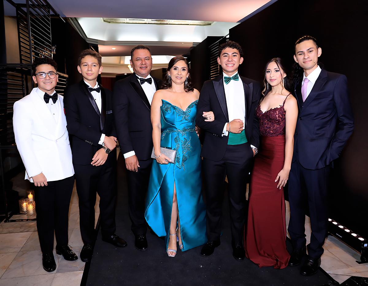 La prom 2025 de DelCampo School no solo fue una noche inolvidable para los seniors, sino también para los invitados que los acompañaron en este capítulo tan especial. Amigos cercanos, familiares y seres queridos se unieron a la celebración con estilo, cariño y mucha alegría, compartiendo emociones, brindis y abrazos en una velada que quedará para el recuerdo.