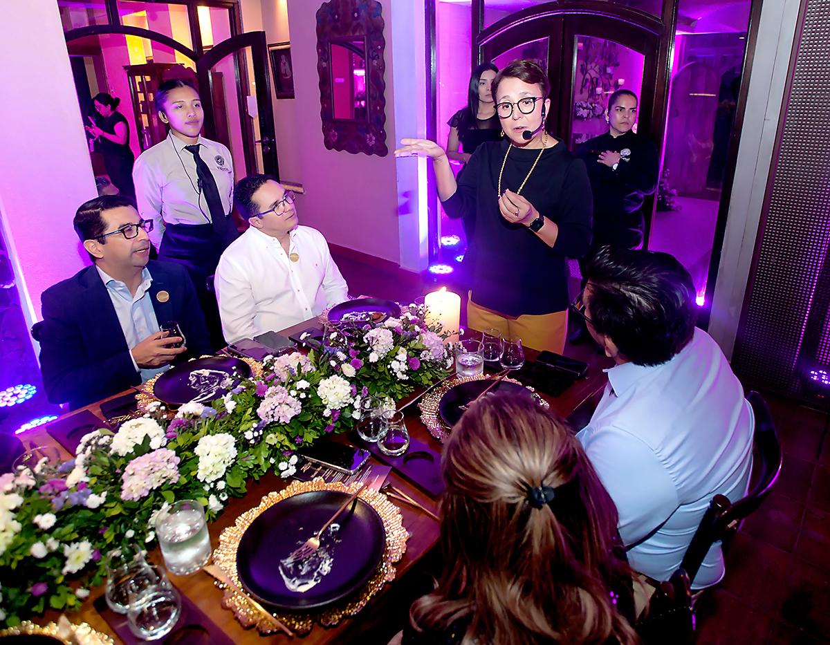 Los invitados interactuaron con la experta en ron.