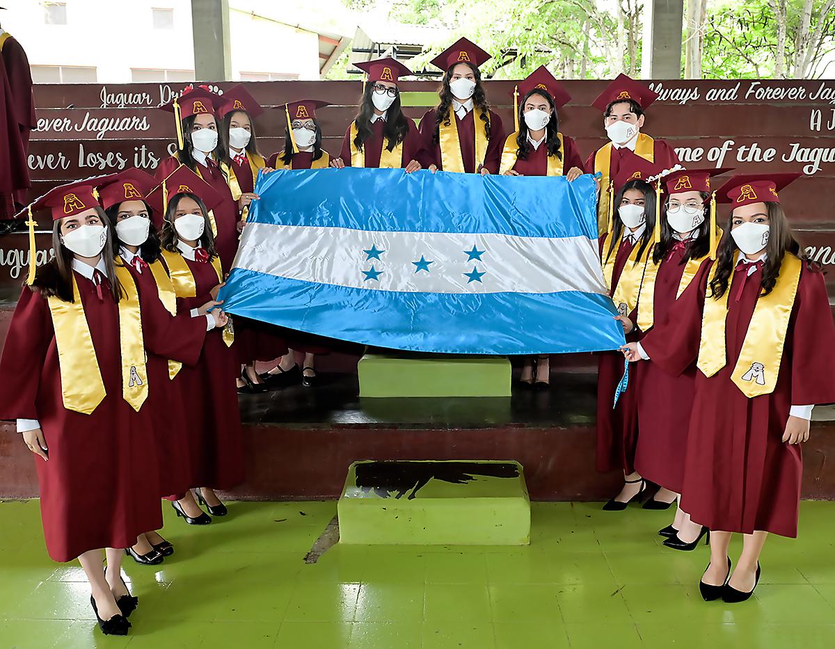 Al momento de ser juramentados los seniors del Campo School