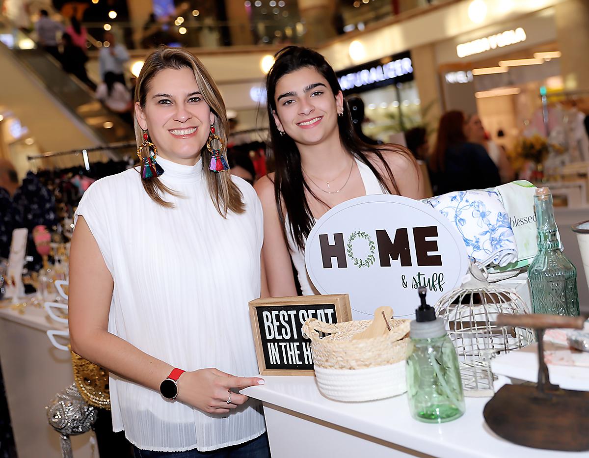 Cristina Larios y Isabella Ayon.