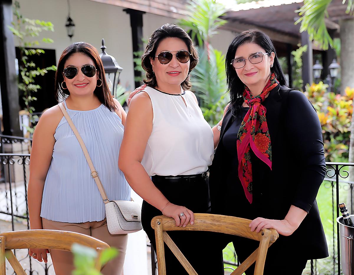 Rebeca Chacón, Marcia Vásquez y Gladys Rivas.