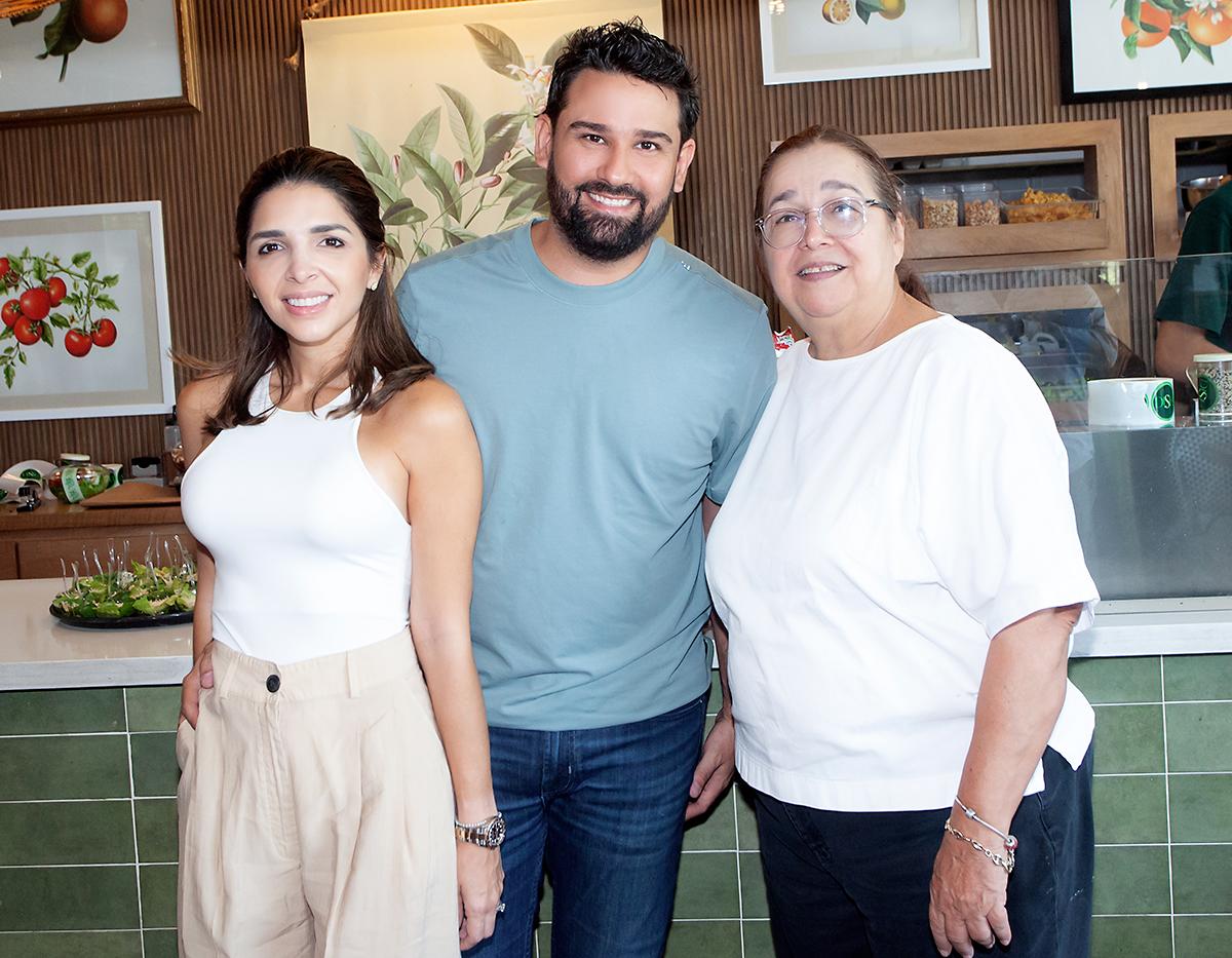 Claudia y Carlos Pineda con Carolina Cueva.