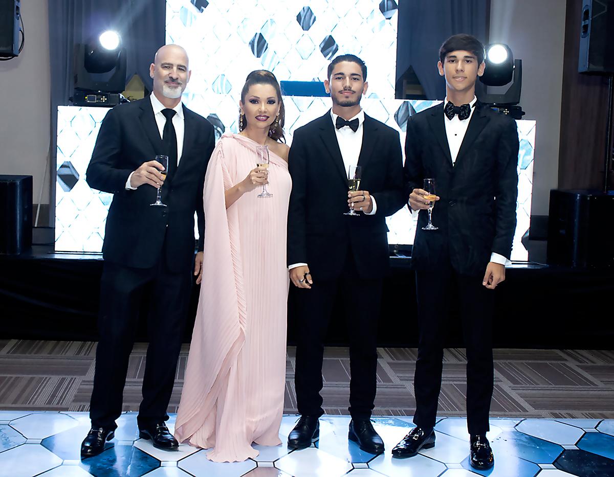 Durante una solemne ceremonia en la sinagoga Maguen David, y tal como dicta la tradición judía, Nadav Schmidt Budde celebró su bar mitzvah. Y para festejarlo, familia y amigos compartieron en una elegante recepción en su honor en el Club Hondureño Árabe. En la imagen, Nadav junto a sus padres Mitcha y Marna Schmidt y su hermano Daniel.