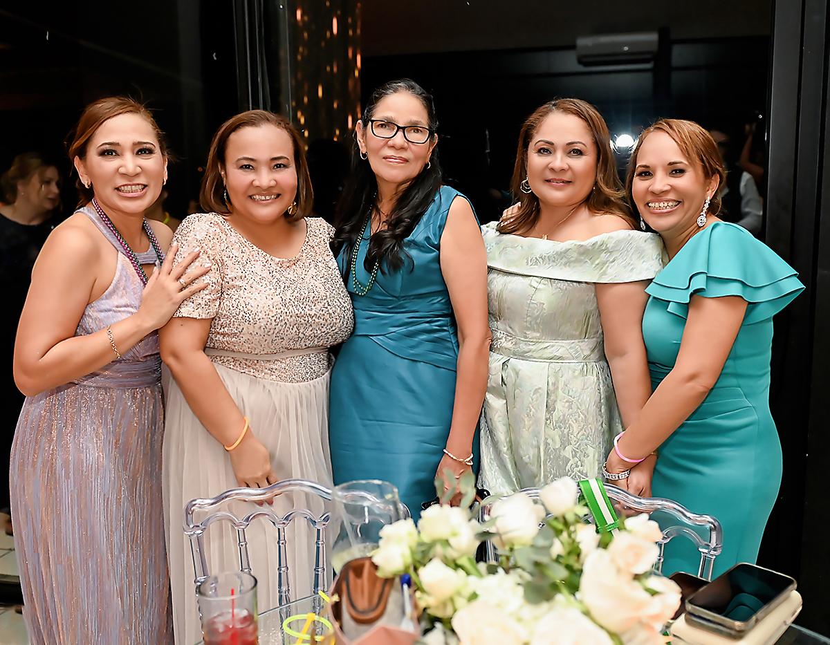 Yessica y Francis Turcios, Mercedes López, Sonia Cueva y Dessireth Turcios.