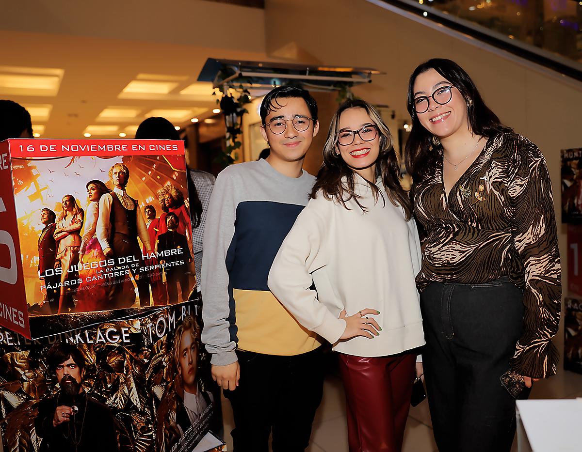Fernando y Andrea Rosales con Tali Espinoza. 