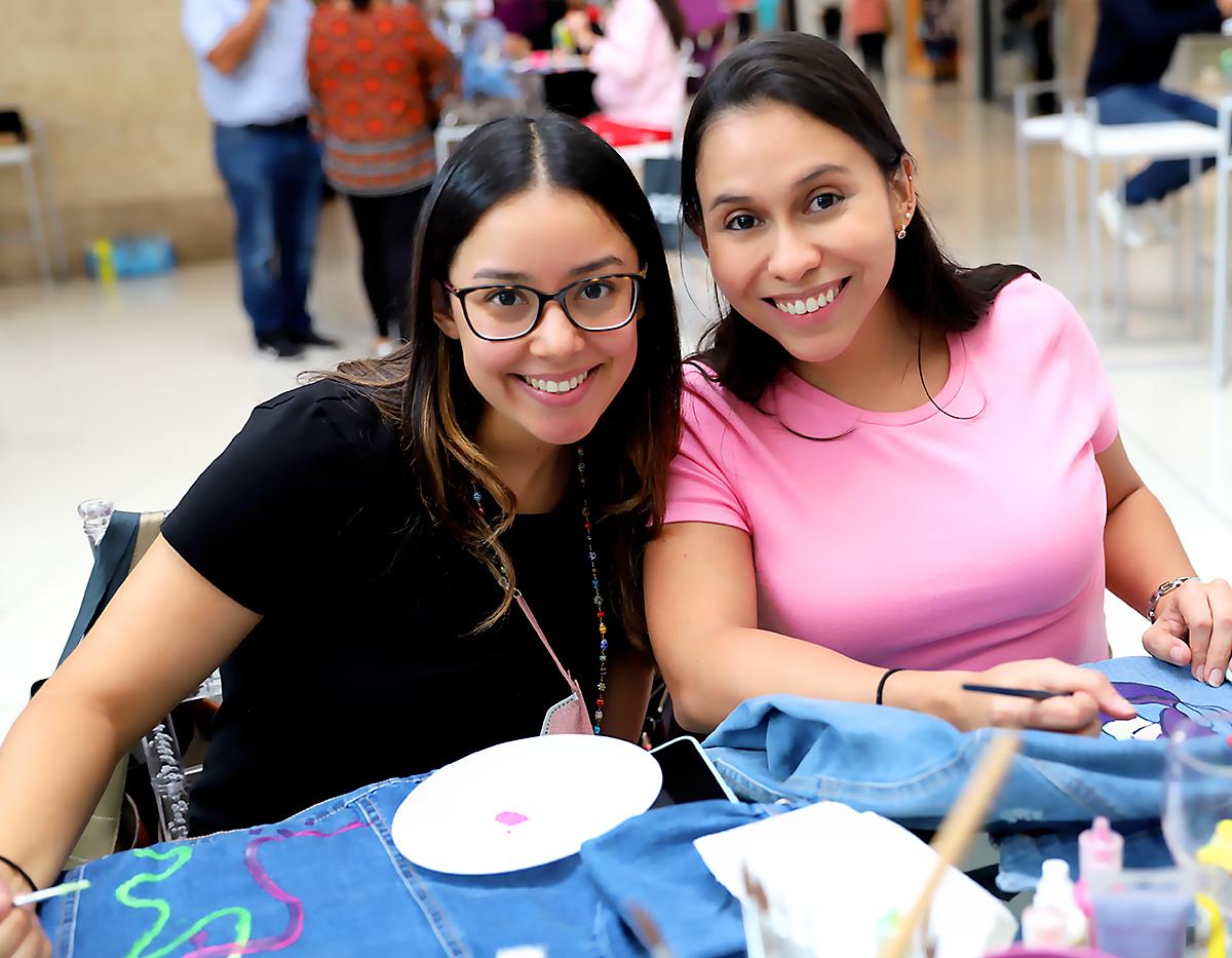 Andrea Lara y Azaria Canales.