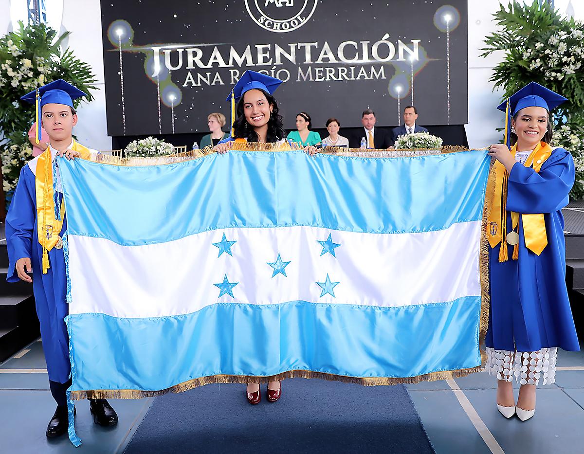 Omar Suazo, Salutatorian; Abril Fonseca, Valedictorian y Mariana Rodríguez, Honor Student
