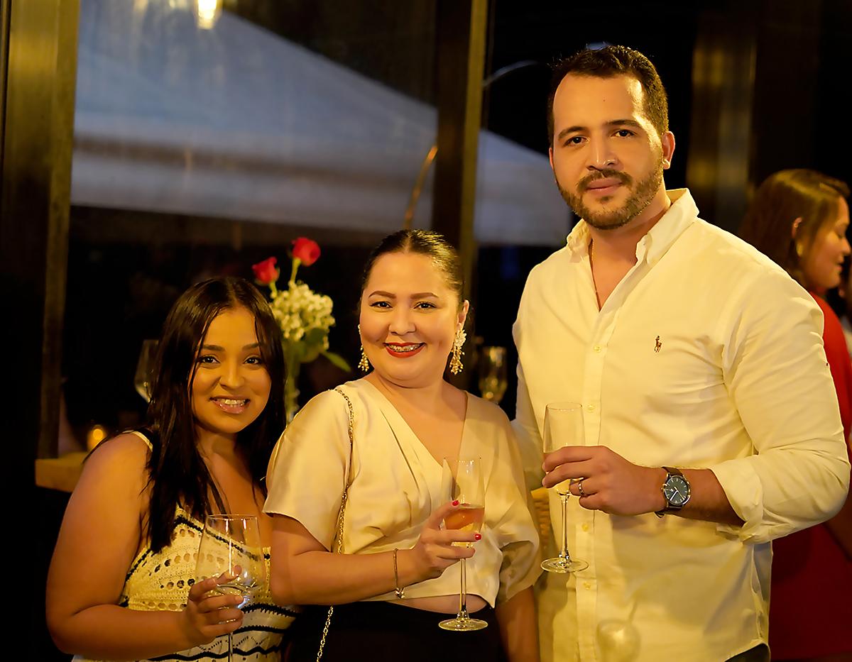 Alexa Cárdenas, Itza Cárdenas y Nelson Piedi.