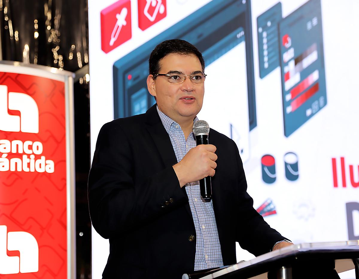 Carlos Girón, vicepresidente Corporativo de Imagen y Comunicaciones de Banco Atlántida.