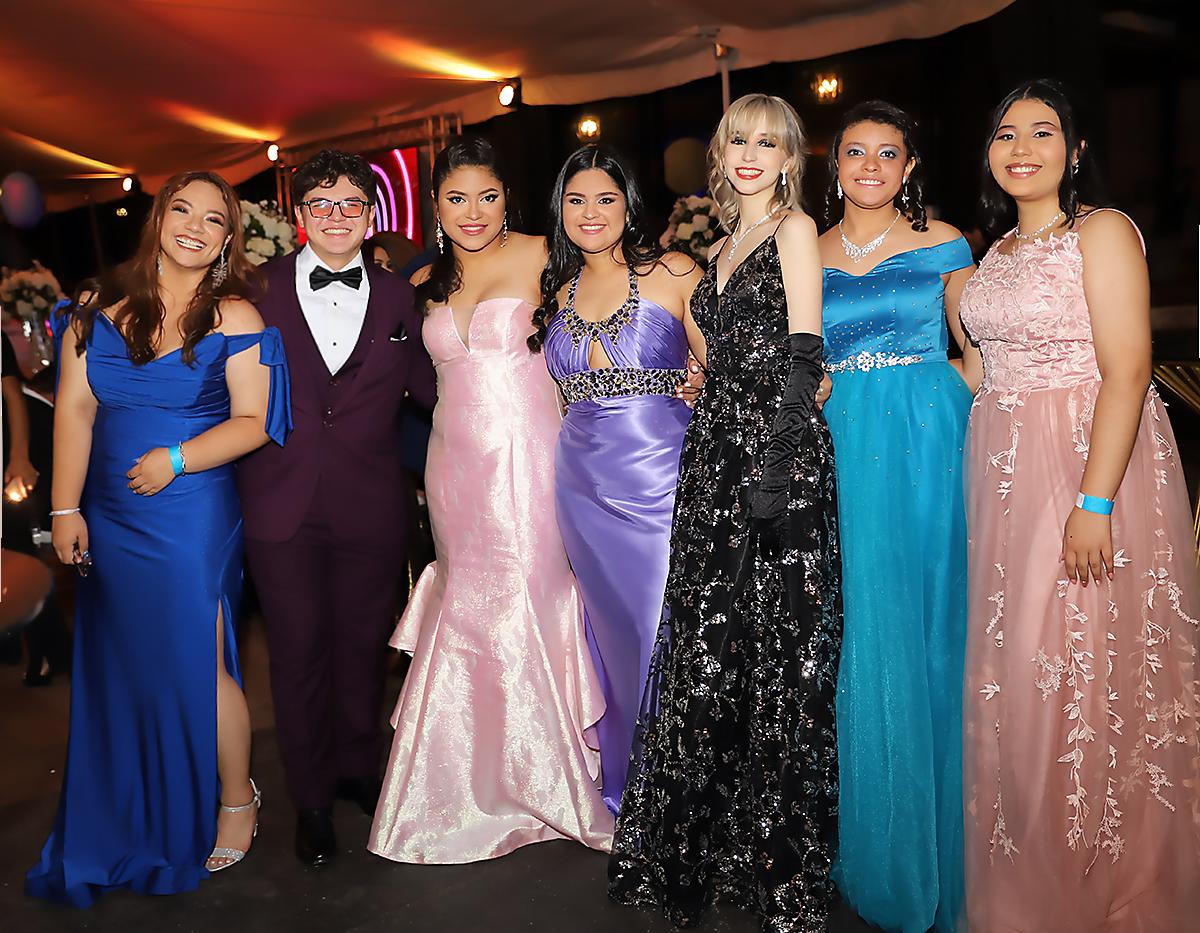 Rachell Montoya, Rafael Bustillo, Nahomy Fernández, Megan Castellón, Ariana Osorio, Tatiana García y Sofía Padilla