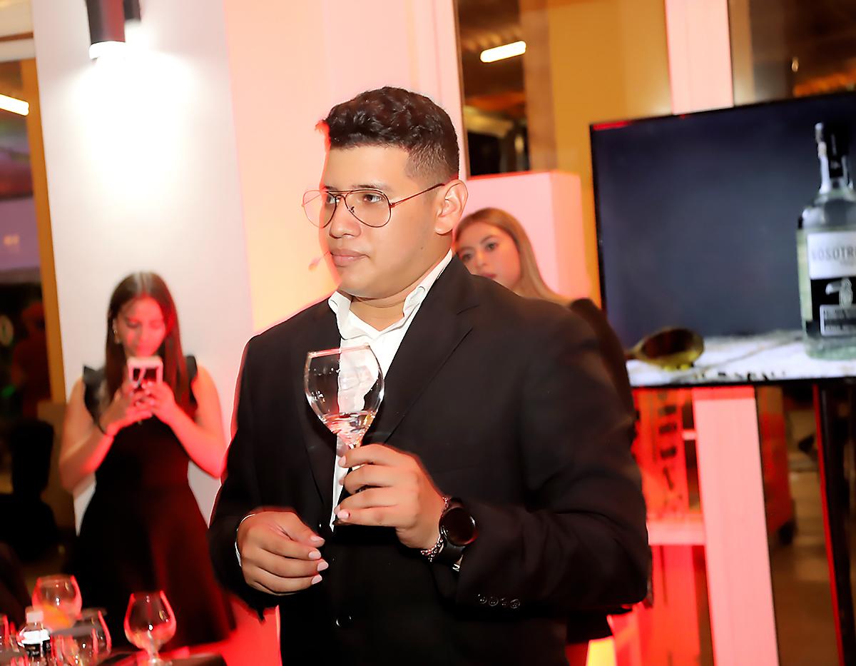 Dimitry Pavón dirigió la cata de Tequila Nosotros, una bebida añejada en barricas de roble francés