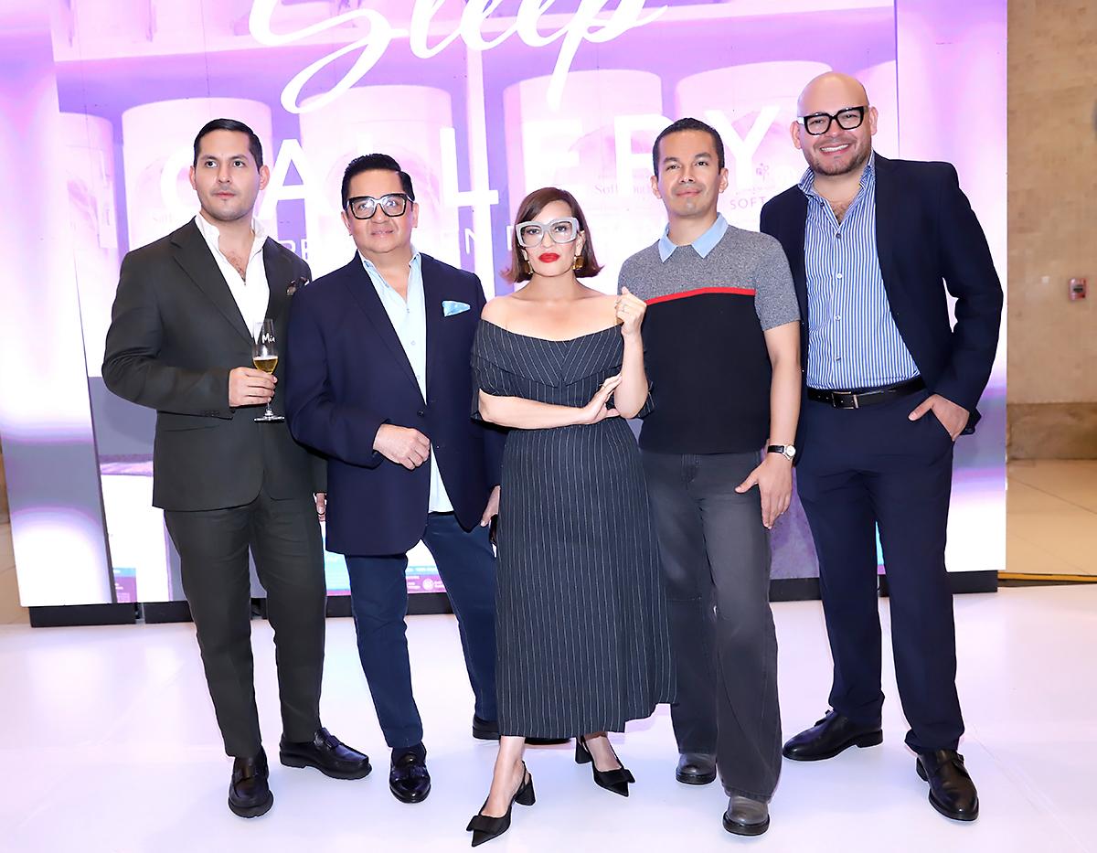 El evento más grande de la moda en Honduras está cada vez más cerca, ¡y la emoción ya se siente! Vivimos el lanzamiento de BAC Estilo Moda 2025 en Multiplaza, un encuentro que nos llenó de anticipación por lo que viene. Diseñadores nacionales, talentos emergentes, estudiantes de diseño de modas, patrocinadores e invitados especiales se unieron en una tarde vibrante, donde creatividad, glamour y pasión por la moda marcaron la pauta. ¡La cuenta regresiva ya comenzó! Ariel Flores, Miguel Chong, Blanca Bendeck, Tirso Rubio y Lawin Paz.