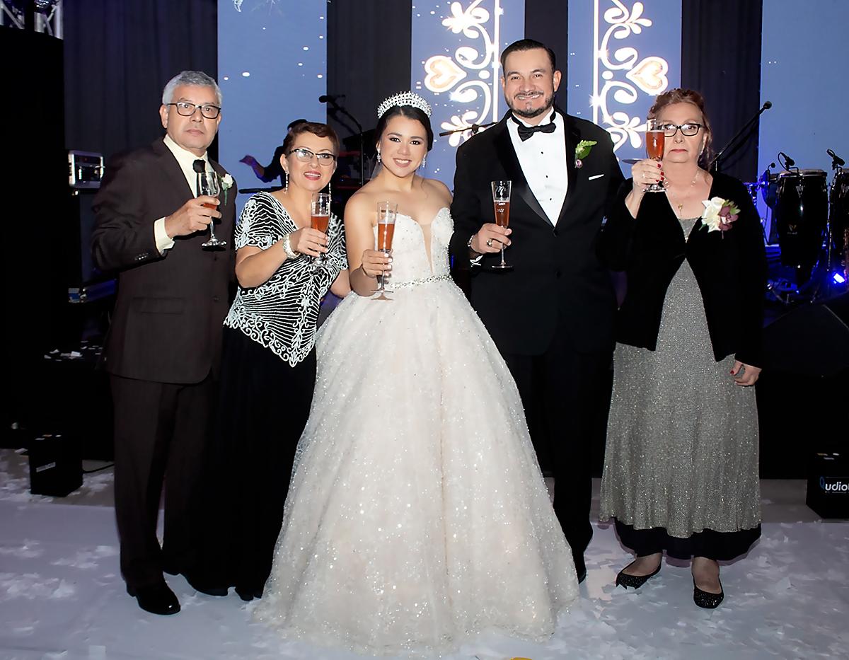 Jesús Eleazar, Delmy y Patricia Jacqueline Interiano con Héctor Luis Ponce y su madre Juana Irene Alegría.