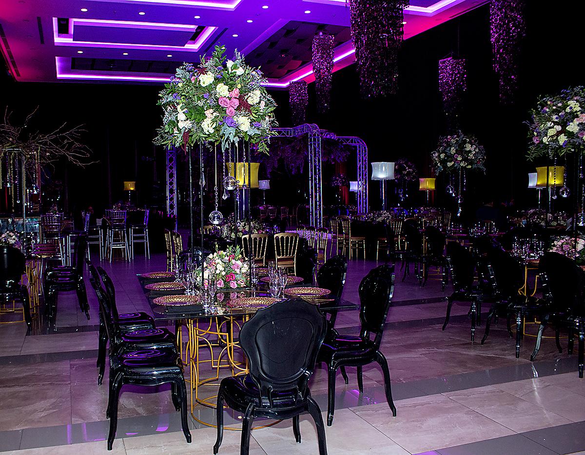 Las paredes del salón fueron forradas con lienzos negros para crear un ambiente moderno al gusto de los novios.
