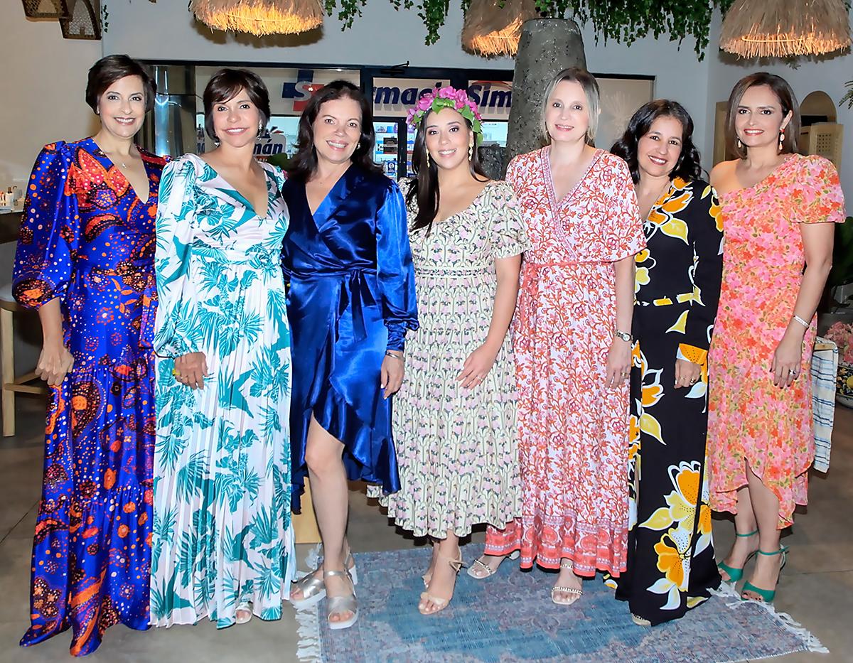 Juanilla Kattán, Maritza Milla, Suyen Bueso, Gigi Ferez, Ana Lanza, Mónica Bueso y Romina Bueso.